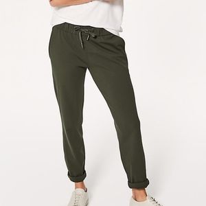 Lululemon On The Fly Pant 27" Dark Olive